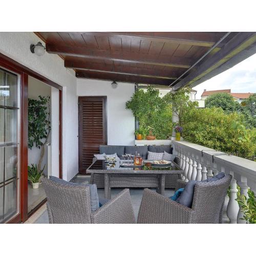 Picturesque holiday home in Banjole with pool
