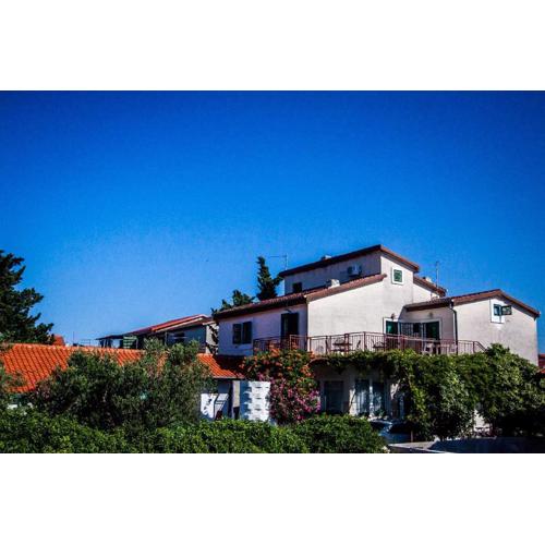 PIROVAC APARTMENTS ***