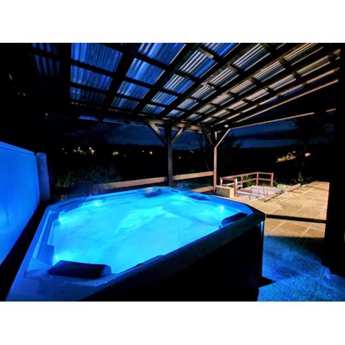Pixie House - Mrežnica, private pier, hot tub