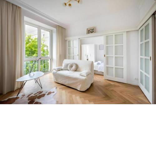 Plac Konstytucji 2 by NYX Apart