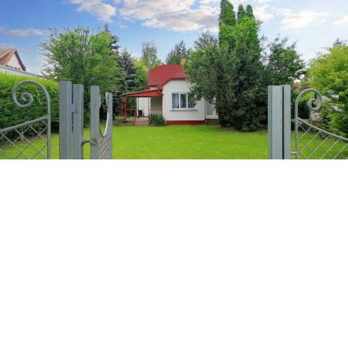 Play and Relax in Lake-Parkside Cozy Family Retreat - Jegenye Cottage