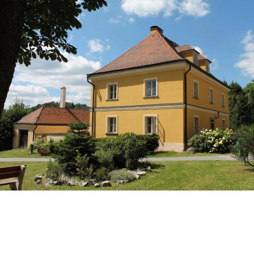 Pleasant holiday home in Milire with courtyard