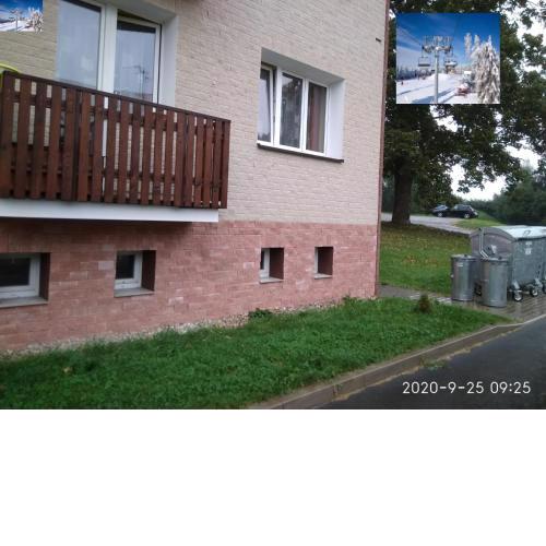 Plně vybavený 2+1byt s balkonem a kójí pro kola a lyže.
