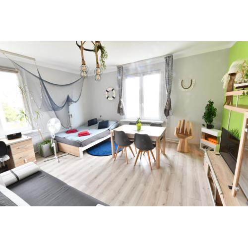 Pokój w apartamencie dwupokojowym ze współdzieloną kuchnią i łazienką