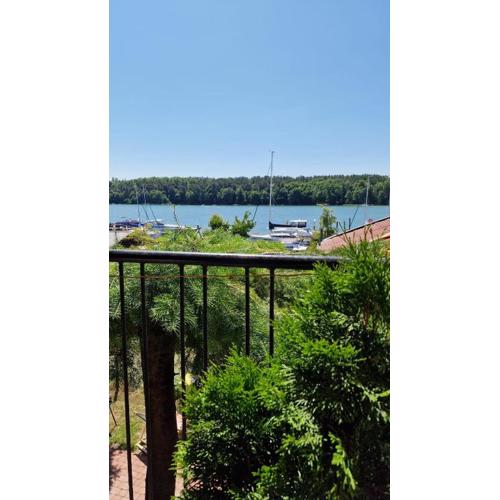 Pokój z tarasem na jezioro, Mikołajki