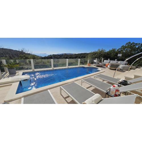 Pool, 300m to beach, private location, sea view - Villa Zelena