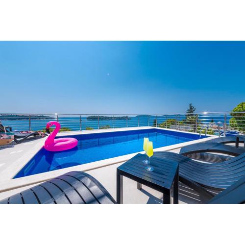 Pool Deck Comfort Apartment