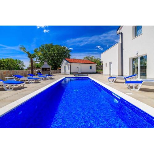 Pool mit Salzektrolyse unweit der Heilschlamm Bucht