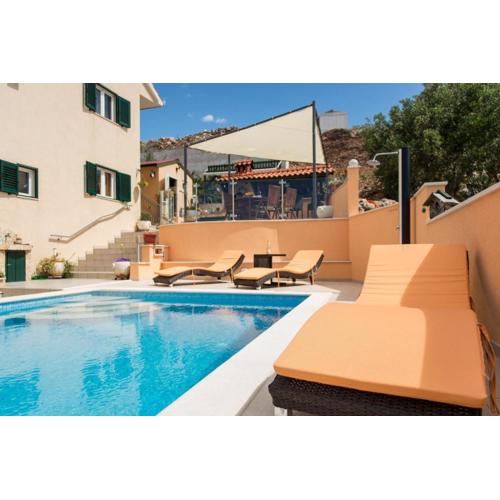 Poolside apartment house Nina