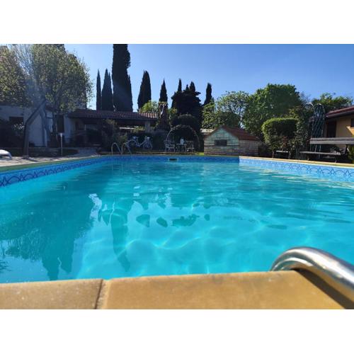 Poolside compact family cottage Bella