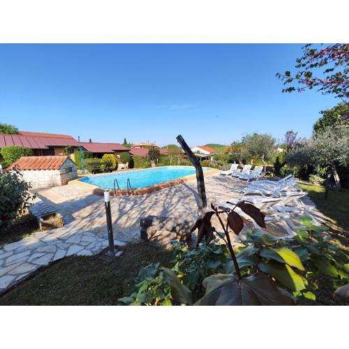 Poolside compact family cottage Blum