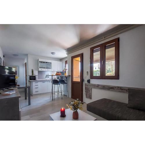 Poolside compact family cottage Lea