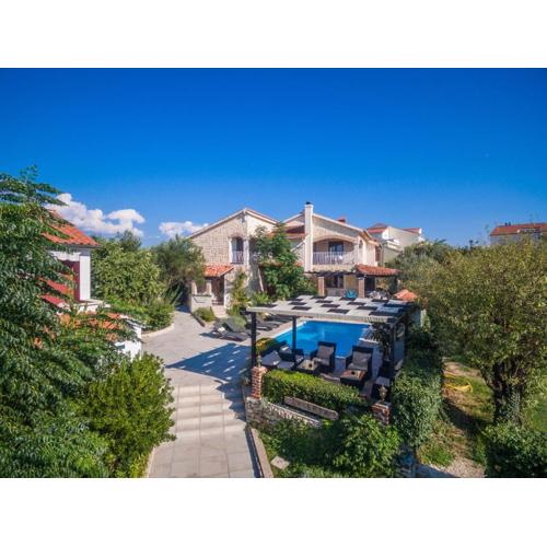 Poolside Stone Residences - Marina Bok