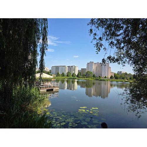 Premium Apartment up to 5p, 15 min to City Center, Tree VIEW, 5 min walk to 2 lakes with attractions, VR Googles, LED FIREPLACE, NEW
