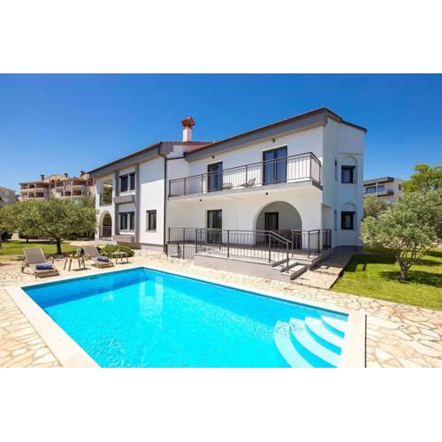 Premium Villa - pool, big garden, seaside town