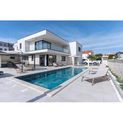 Prestige Villa COMPADRE Luxury Retreat in Mandre, Heated Pool, 4 Bedrooms, Seaside Comfort, NEW!
