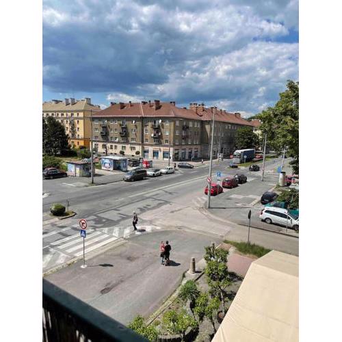 Priestranný 3 izb. apartmán v centre s parkovaním.