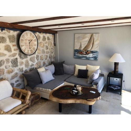 Private Cottage in olive grove with heated Pool