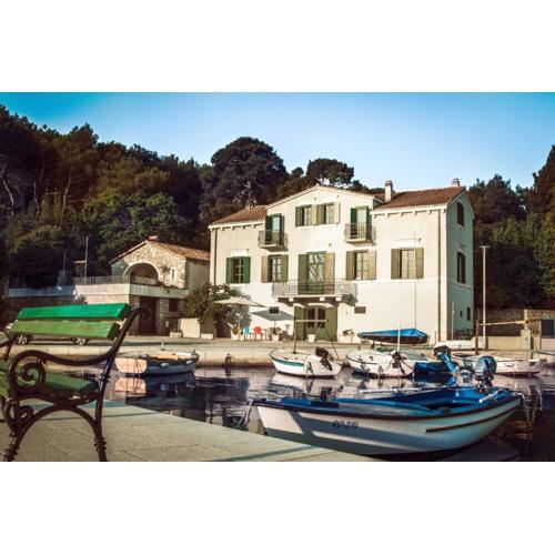 Private luxury Villa del Mar on Solta for up to 10 persons, heated pool, free parking, next to sea! FREE Kajak & Mountainbikes, GREAT living area & privacy!