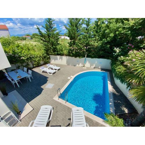 Private pool and Mediterranean garden apt Mia