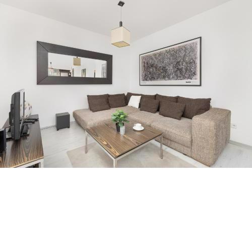 Przestronny Apartament w Krakowie z Biurkiem, Parkingiem i Wanną by Noclegi Renters
