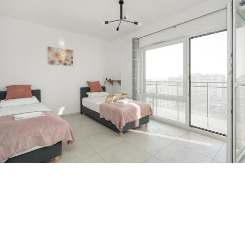 Przestronny Apartament w Poznaniu z Trzema Sypialniami 2 Miejsca Postojowe by Noclegi Renters