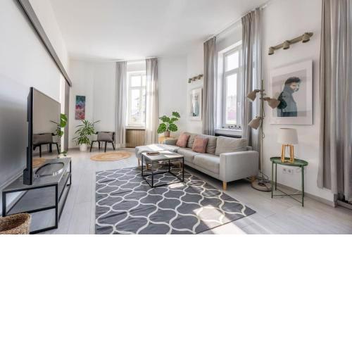Quaint and Cozy 2-BR Home in the City Center