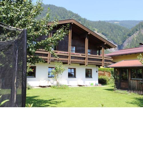 Quaint Mansion near ski bus in Goldegg