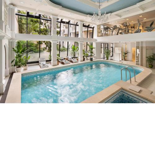 Queen's Court Hotel & Residence