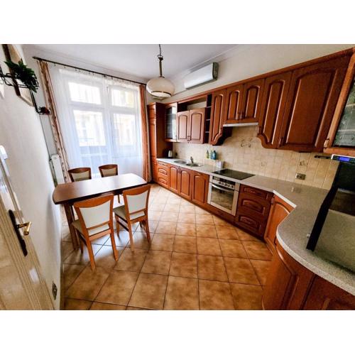 Quiet 4-bedroom Apartment Old Town