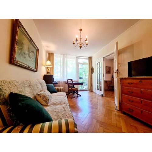 Quiet apartment near metro and old town