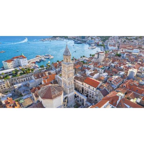 Quite Bedroom for 2, in center of Split, overnight stay