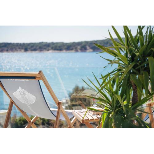 Raža - Beachfront apartment with boat dock
