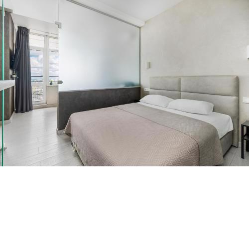 Razor Apartment with Terrace, Kamanina