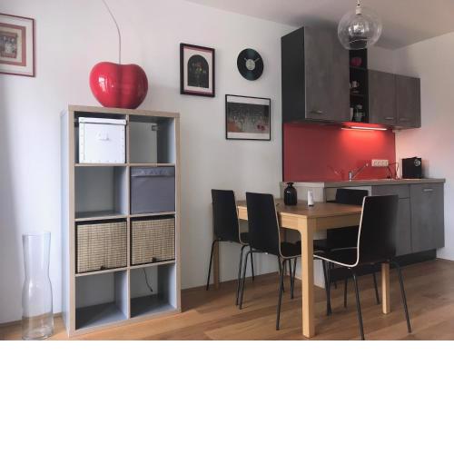 Red Flower Apartment with Pool - 5 min to Lake