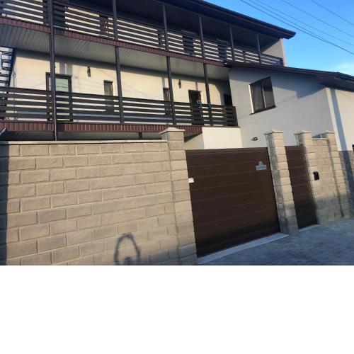 REEF APARTMENTS