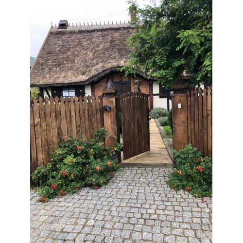 REETDACH FERIENHAUS IN GĄSKI MIT GEPFLEGTEM GARTEN