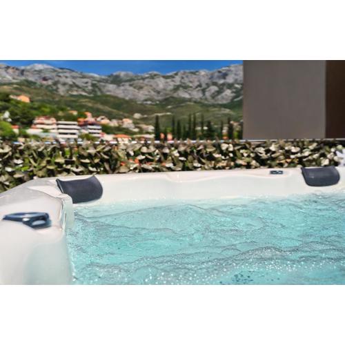Relax apartment Split area with jacuzzi and mountain view