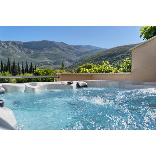 RELAX apartment Split area with private jacuzzi on terrace with mountain view