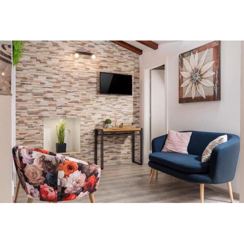Relax in 2 bedroom app in old town w/AC and WIFI