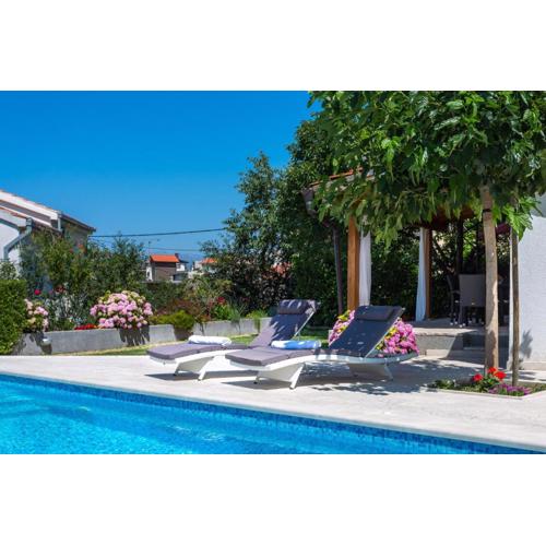 Relaxing and cozy apartments with pool Sara&Nino