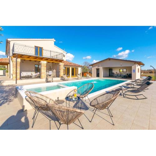 Relaxing pool villa Mattuzzi in Loborika