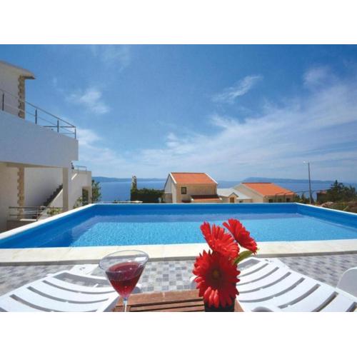 Relaxing Villa with swimming pool, jacuzzi and entertainment equipment