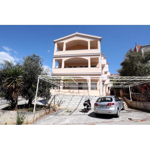 Remarkable 2-Bed Apartment in Okrug Gornji