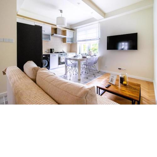 Renovated 3 room apt. near Polin/OldTown