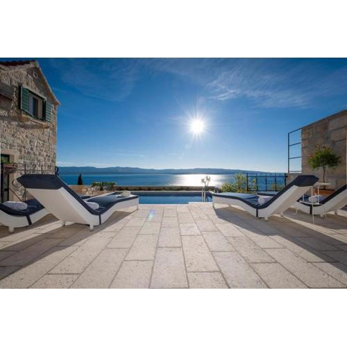 Renovated Beachfront Villa With Stunning Viewss