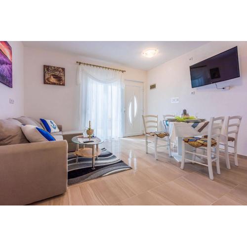Renoviertes Apartment mit Meerblick, Fitnessraum, Babybett, Grillbereich