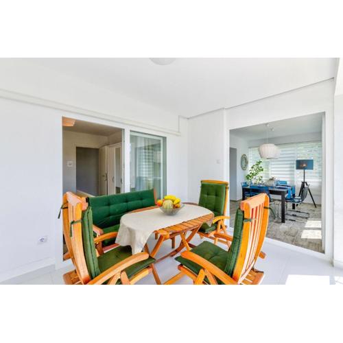 Renoviertes, modernes Apartment nur 200 Meter zum Strand mit Meerblick, Waschmaschine, Grill