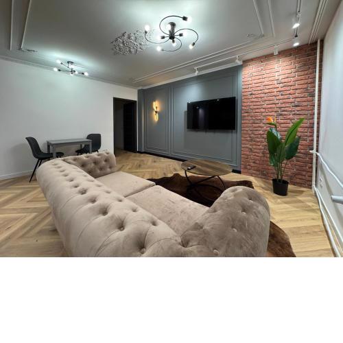 Retro Luxury 1BR Apt