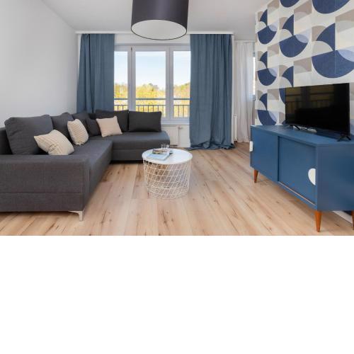 Retro Style Apartment with Balcony near the Forest by Noclegi Renters